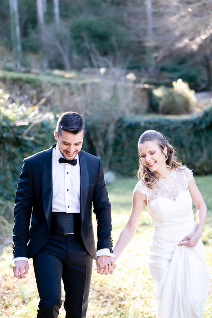 photo de couple de mariés qui se tient la main