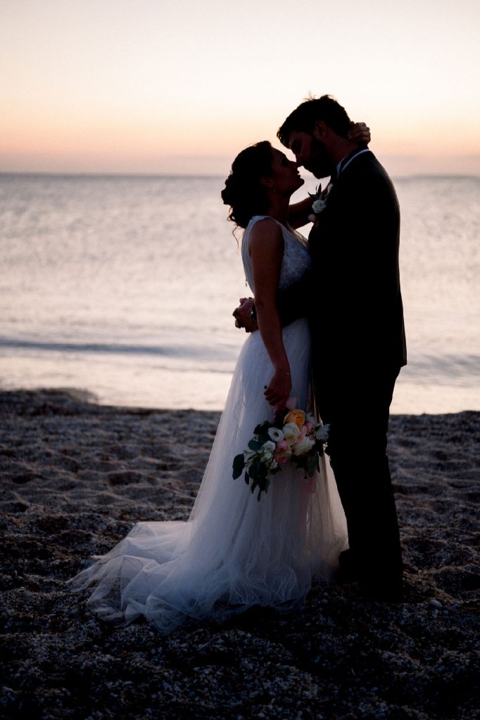 séance photos de couple de mariés au bord de mer au coucher du soleil