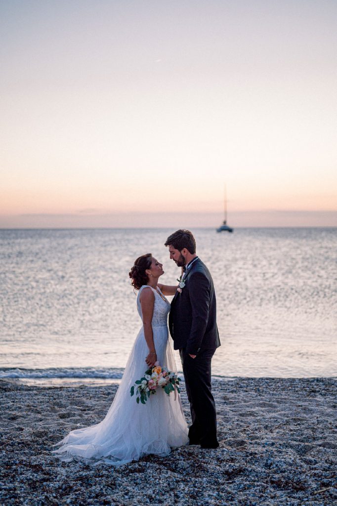 séance photos de couple de mariés au bord de mer au coucher du soleil