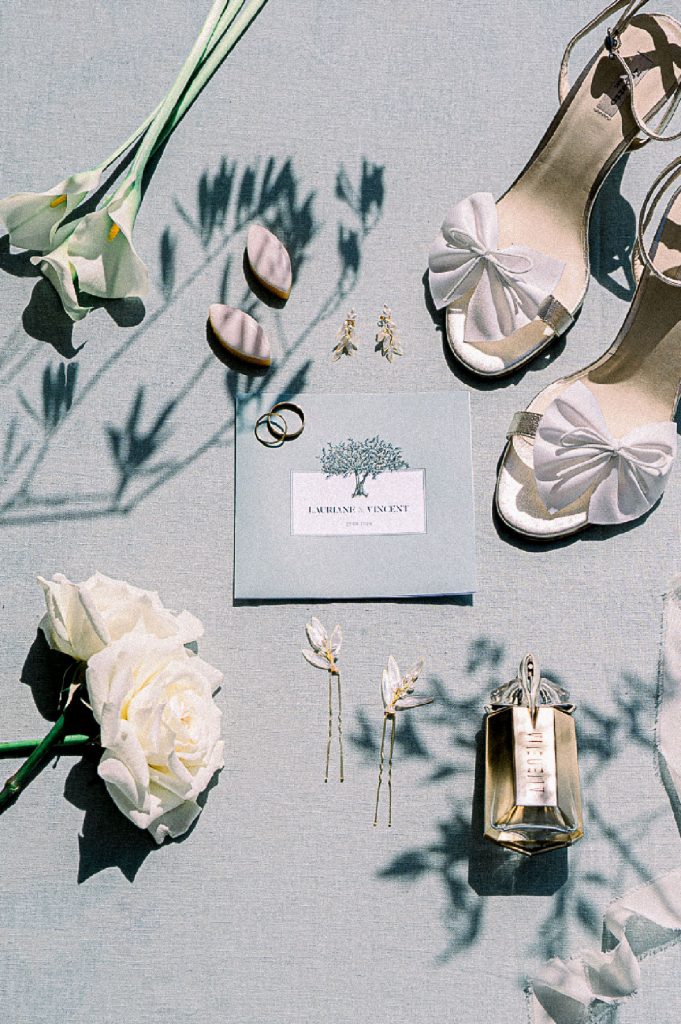 photo de flatlay avec faire-part et accessoires de la mariée