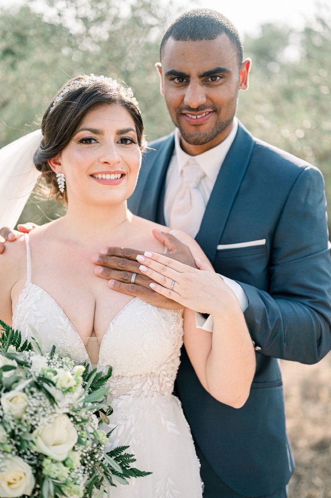 photos de mariage dans les Alpilles dans un champs d'oliviers