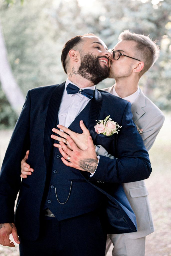 couple gay qui s'embrasse pendant leur mariage
