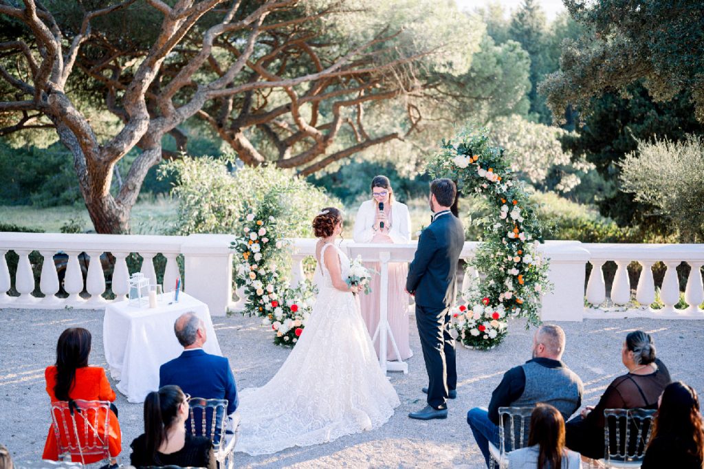 photo de cérémonie laique pendant un mariage au Castel Bay à Hyères