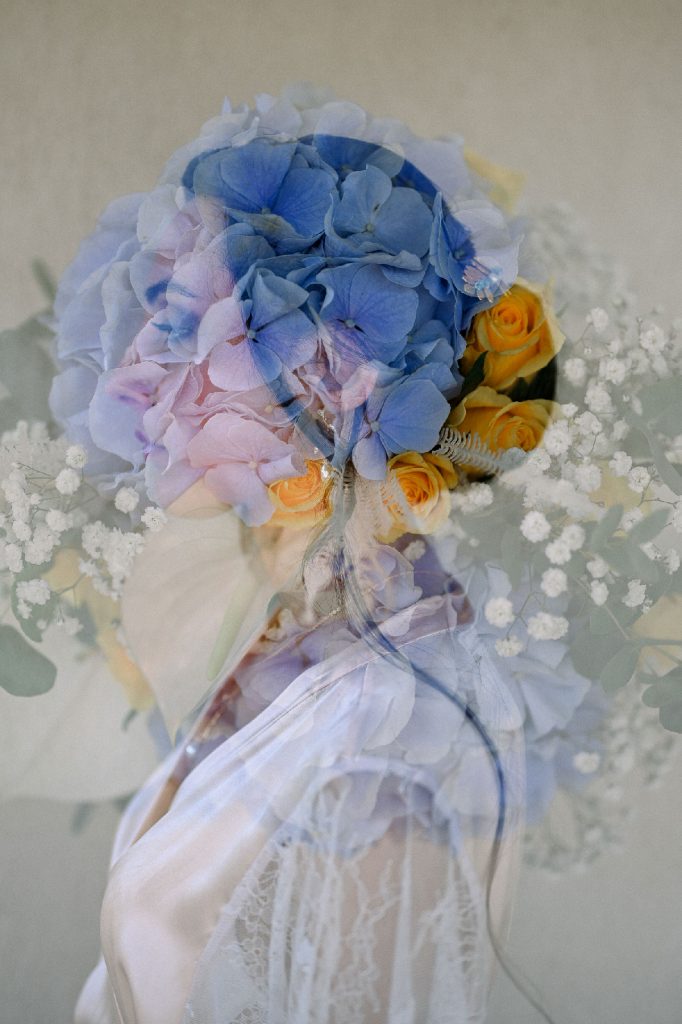 portrait artistique de mariée en surimpression avec des fleurs