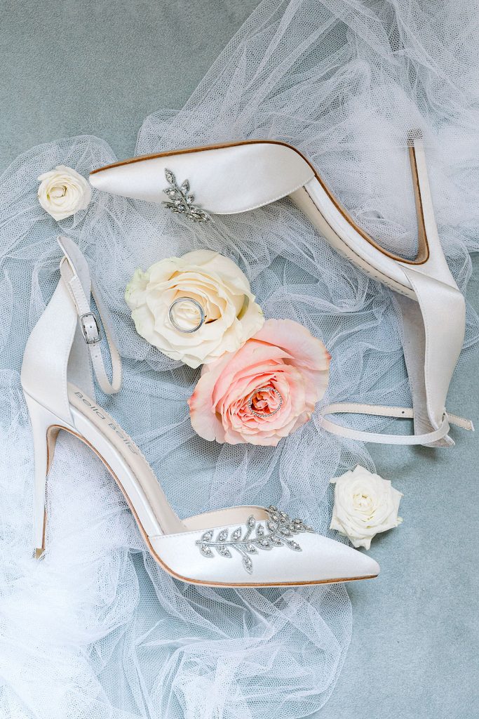 photo flatlay de chaussures de mariage