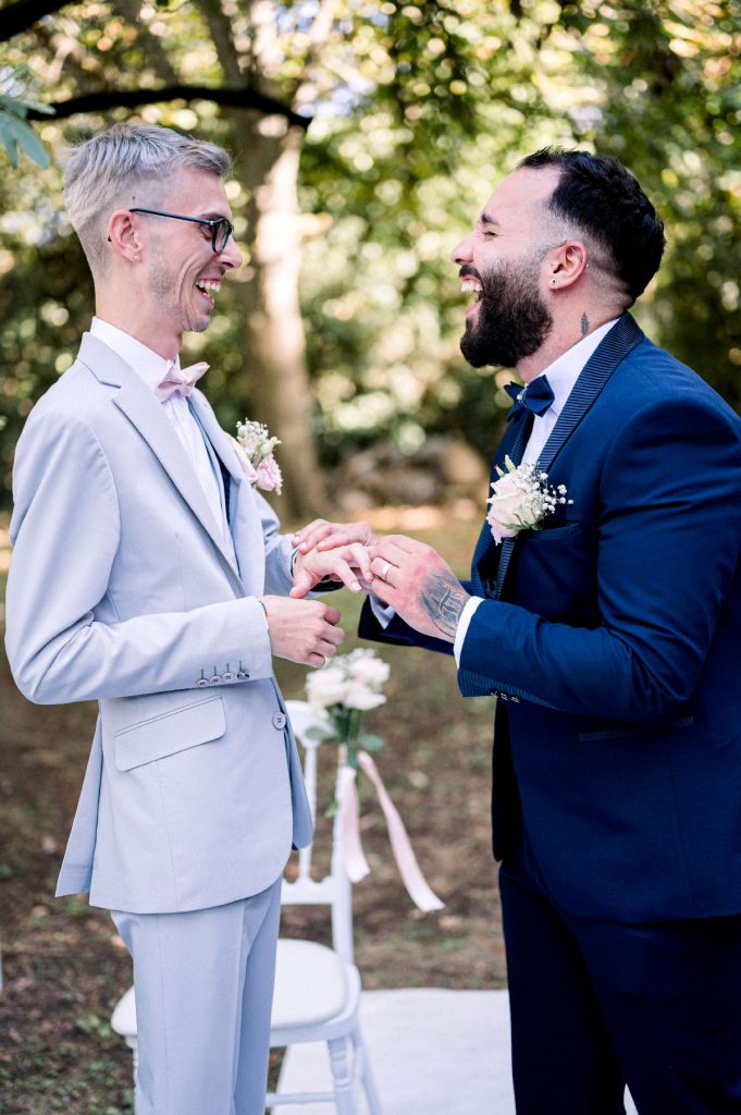 échange alliances couple gay