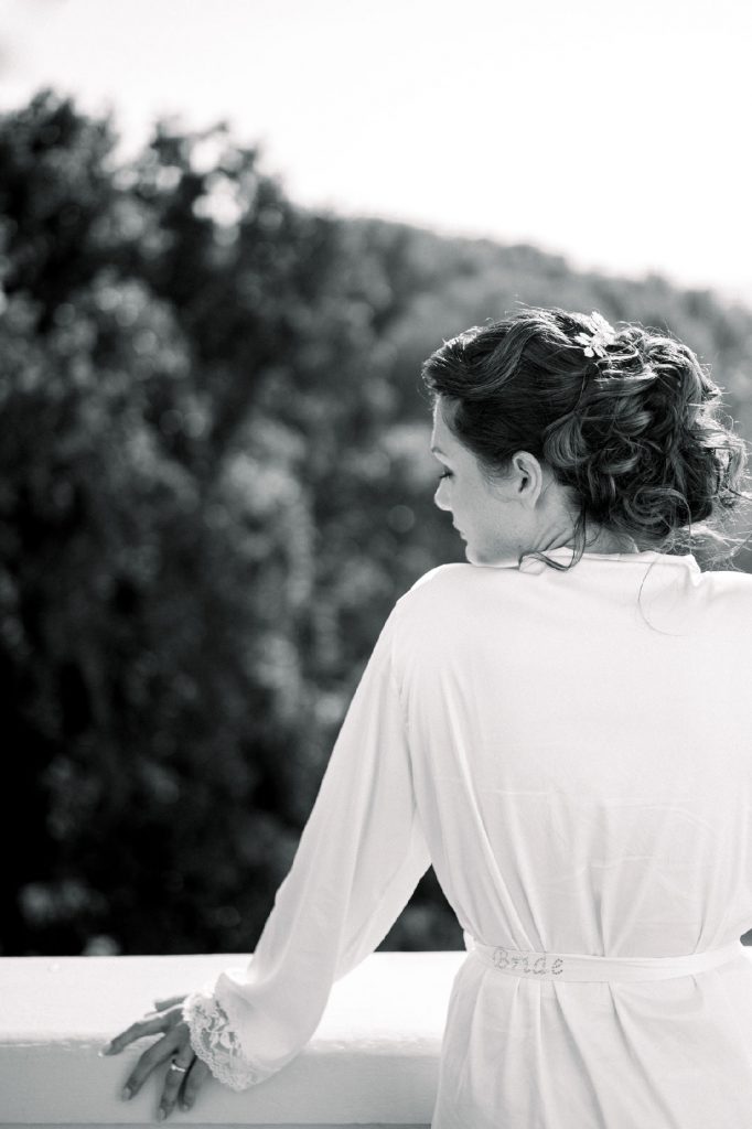 photo mariée de dos au balcon du Castel Bay