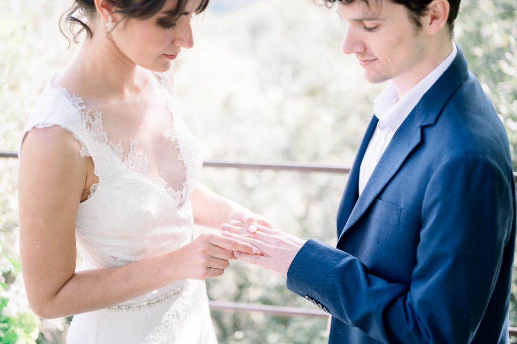 photo de cérémonie de mariage avec échange d'alliances