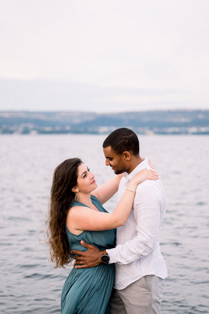 photo de couple au bord de la mer qui se regarde