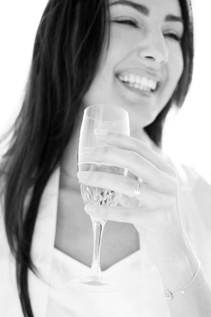 photo d'une jeune mariée qui boit du champagne le jour de son mariage