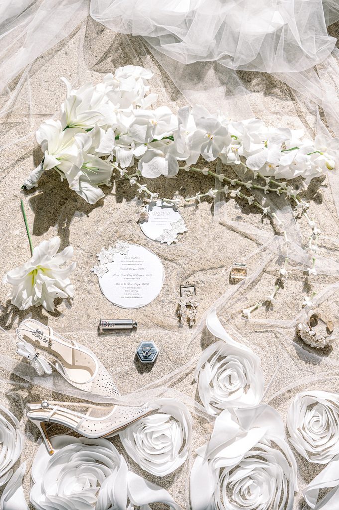Flatlay de mariage avec les accessoires de la mariée au Mas de la Rose à Orgon en Provence