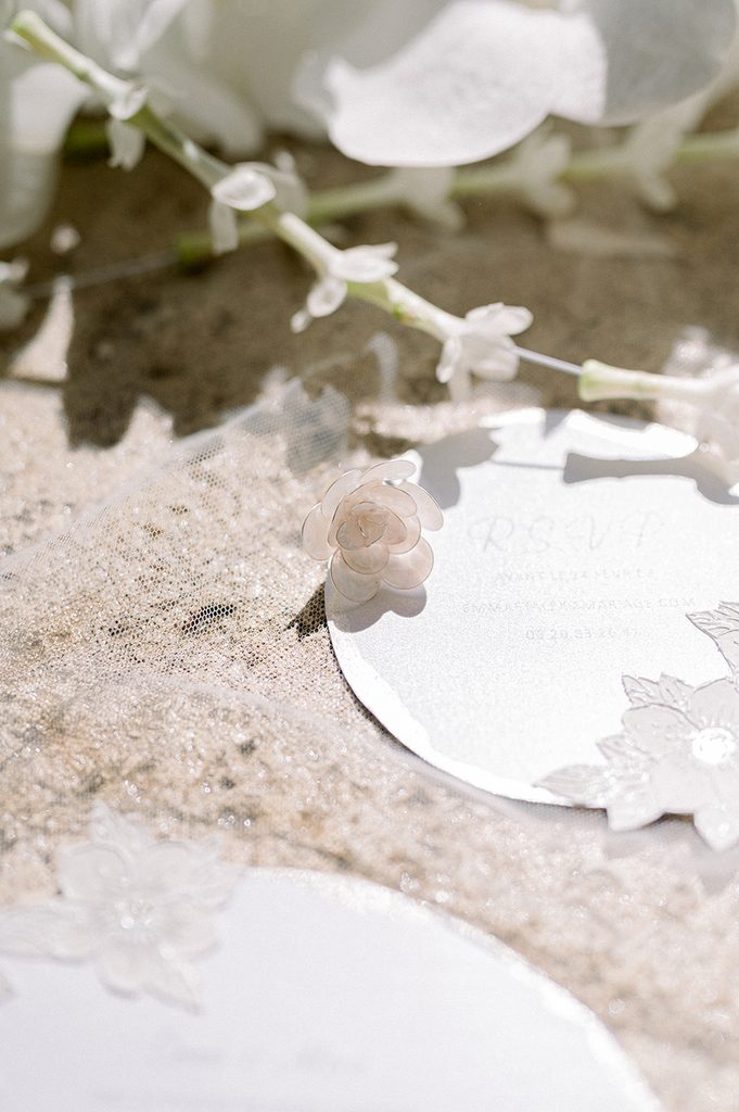 bague de la mariée posée sur un faire part au Mas de la Rose en Provence en France