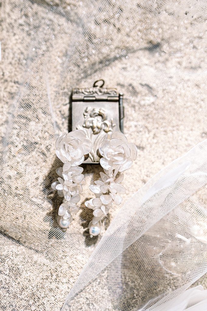 boucles d'oreilles de la mariée posées au sol du Mas de la Rose