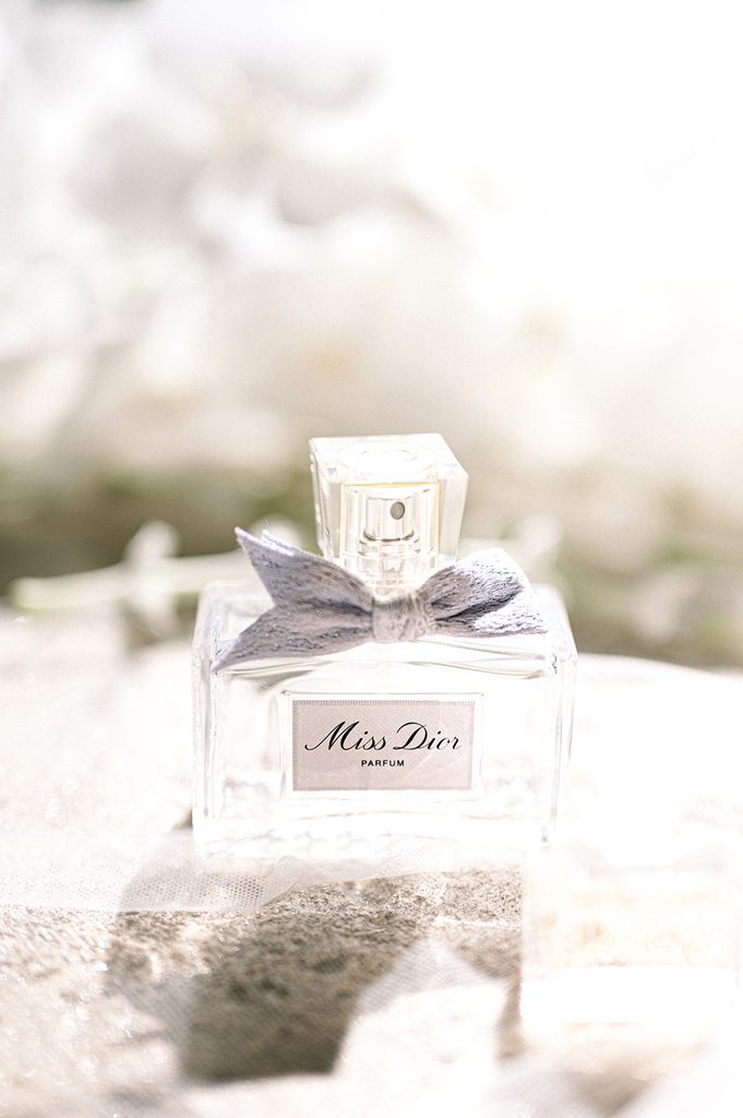 parfum Miss Dior sur un flatlay de mariage
