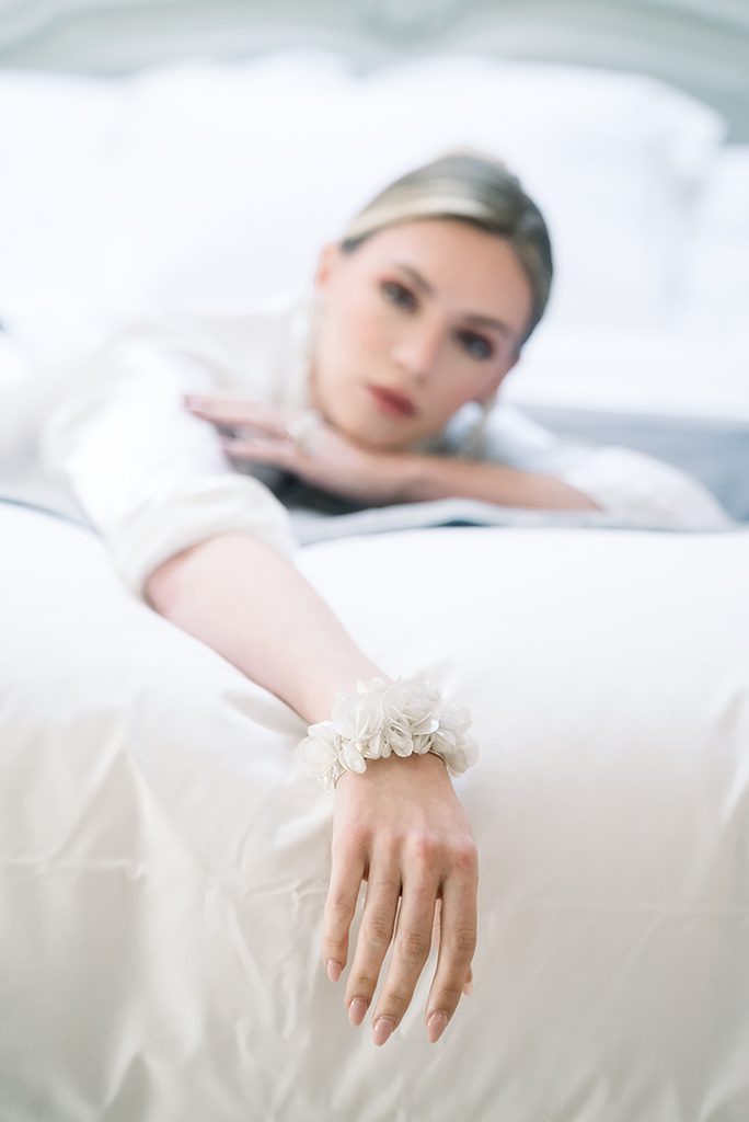 mariée allongée sur un lit au Mas de la Rose pendant ses préparatifs de mariage
