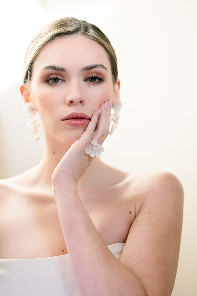 mariée qui pose pendant ses préparatifs de mariage au Mas de la Rose dans le sud de la France