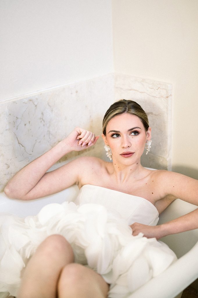 mariée qui pose dans une baignoire de la chambre nuptiale du Mas de la Rose en Provence dans le sud de la France