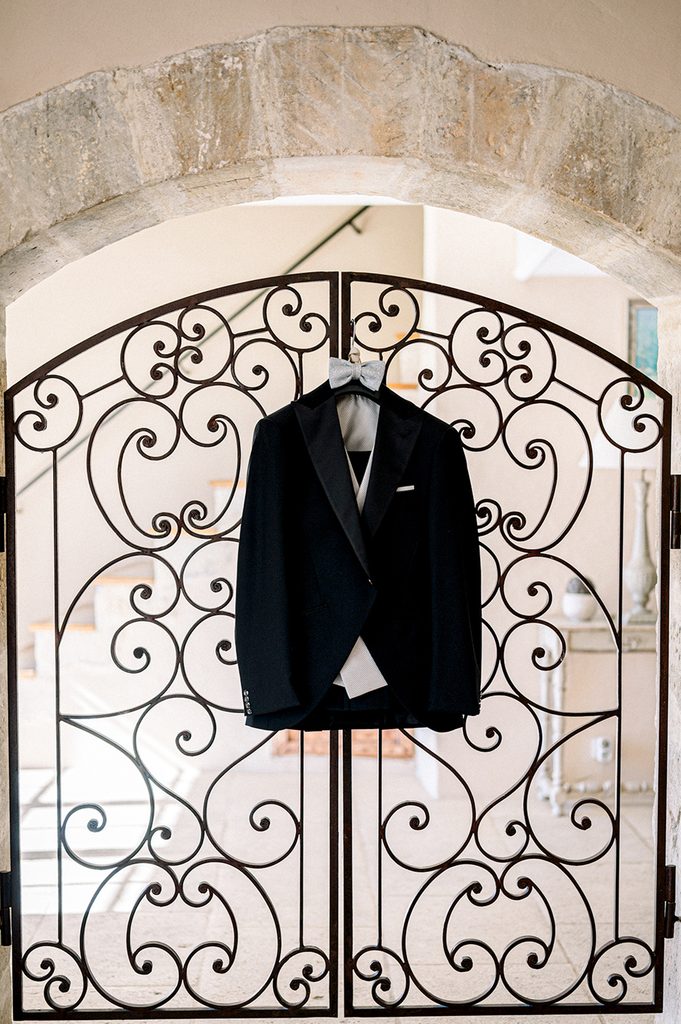 costume du mariée accroché sur une grille en fer forgé du Mas de la Rose