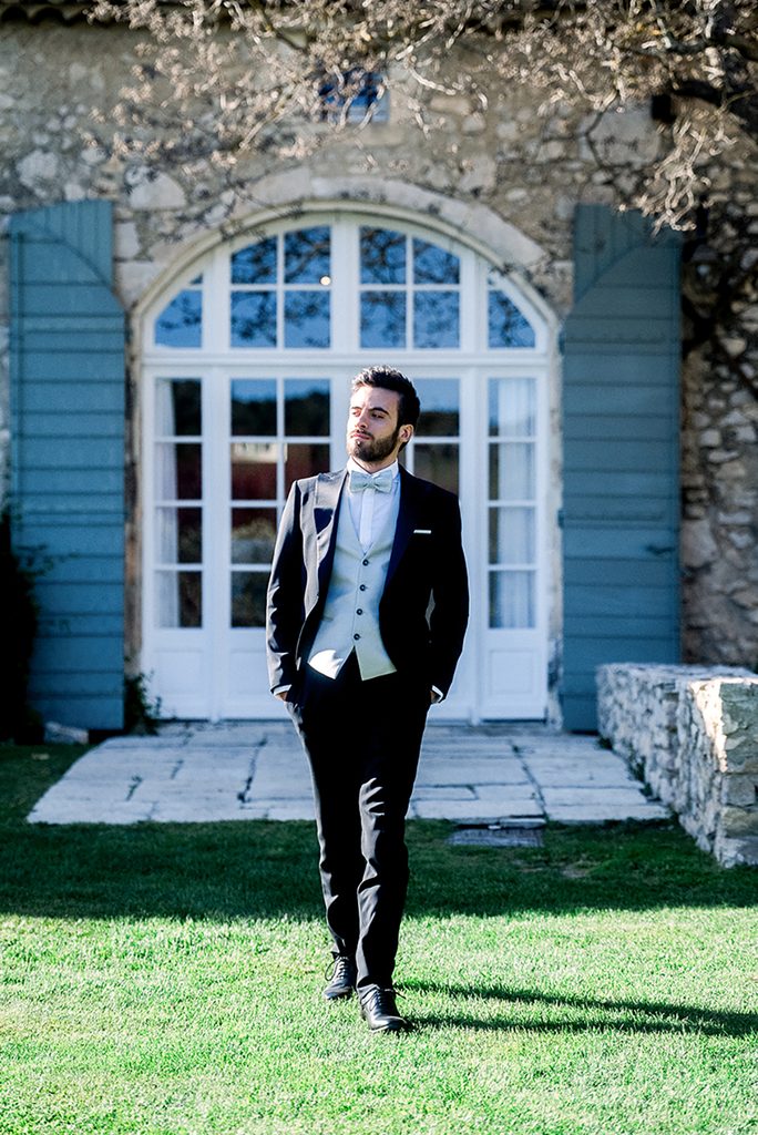 marié qui marche devant le Mas de la Rose, lieu de réception de mariage de luxe en Provence dans le sud de la France