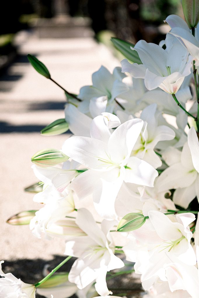 Lys blancs pour une décoration de cérémonie en plein air pendant un mariage au Mas de la rose 