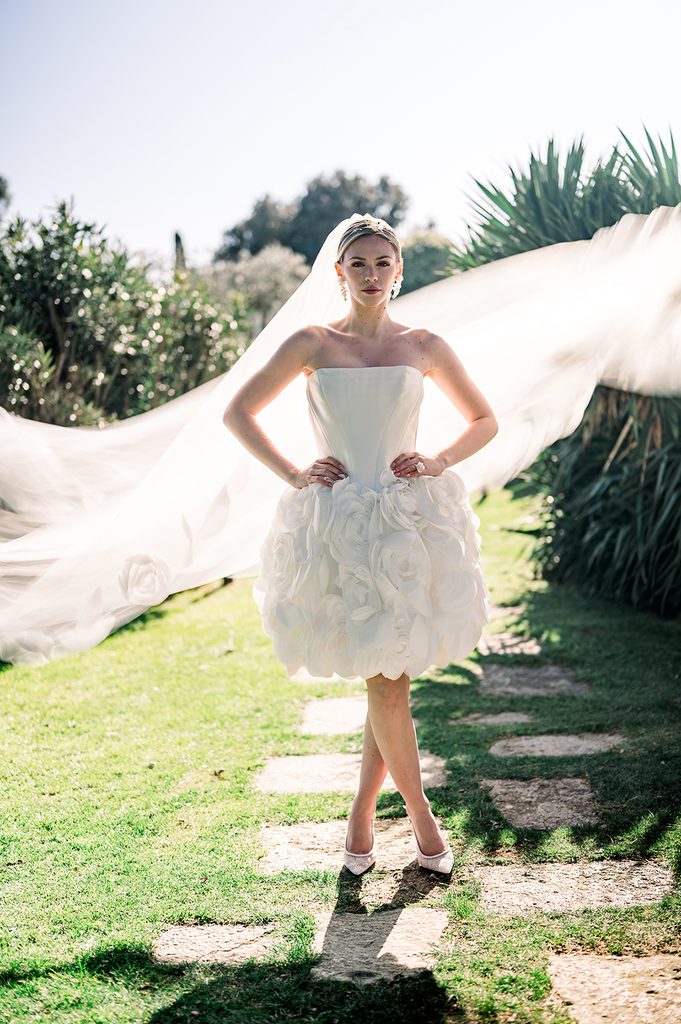 mariée qui pose à l'extérieur du Mas de la Rose en Provence