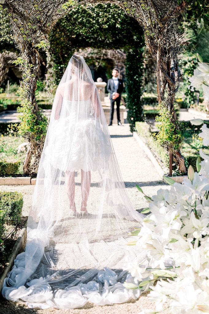couple de mariés pendant leur cérémonie de mariage en plein air au Mas de la Rose en Provence