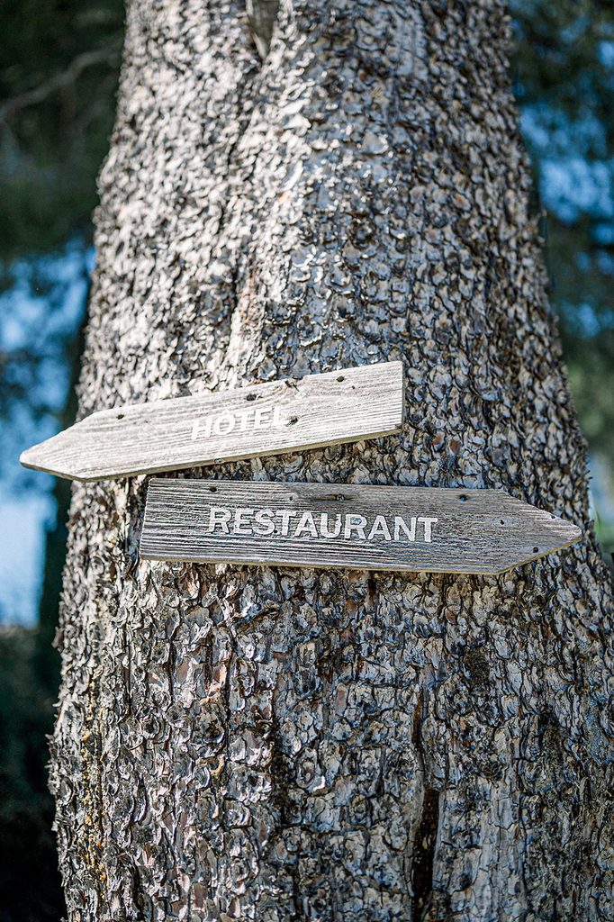 panneau hôtel et restaurant du Mas de la Rose, lieu de réception de mariage de destination en Provence