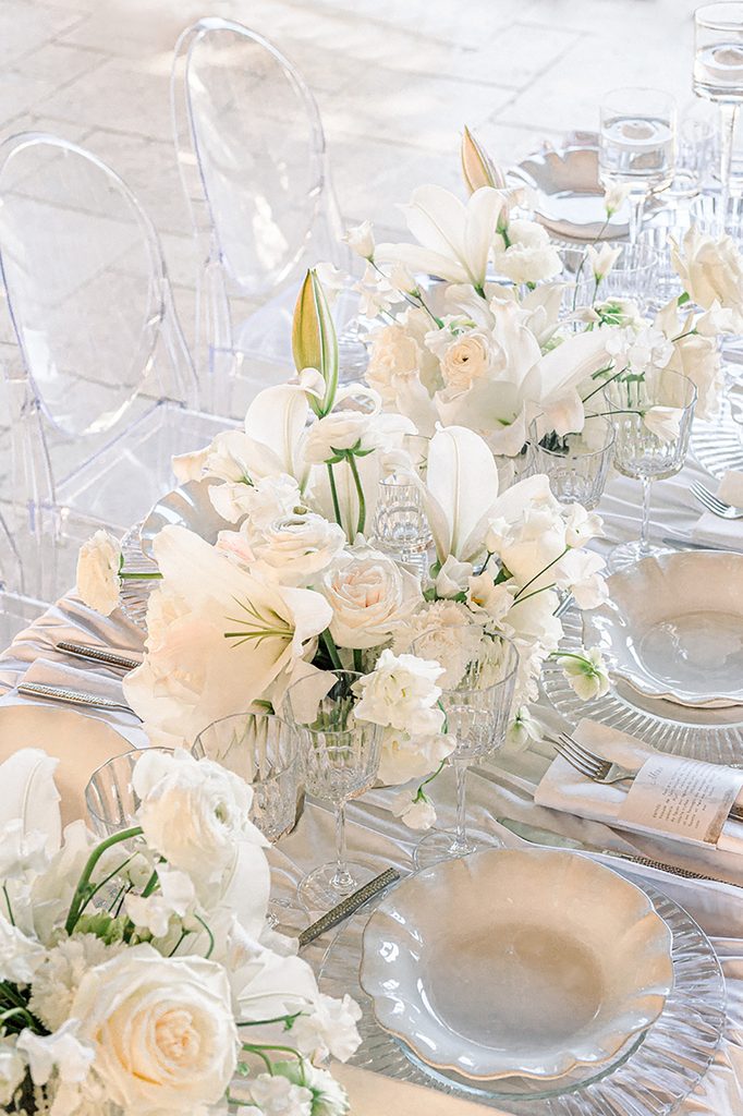 détails de la décoration florale de table de mariage vue d'en haut, au mas de la Rose lieu de réception de mariage de destination en Provence, en France