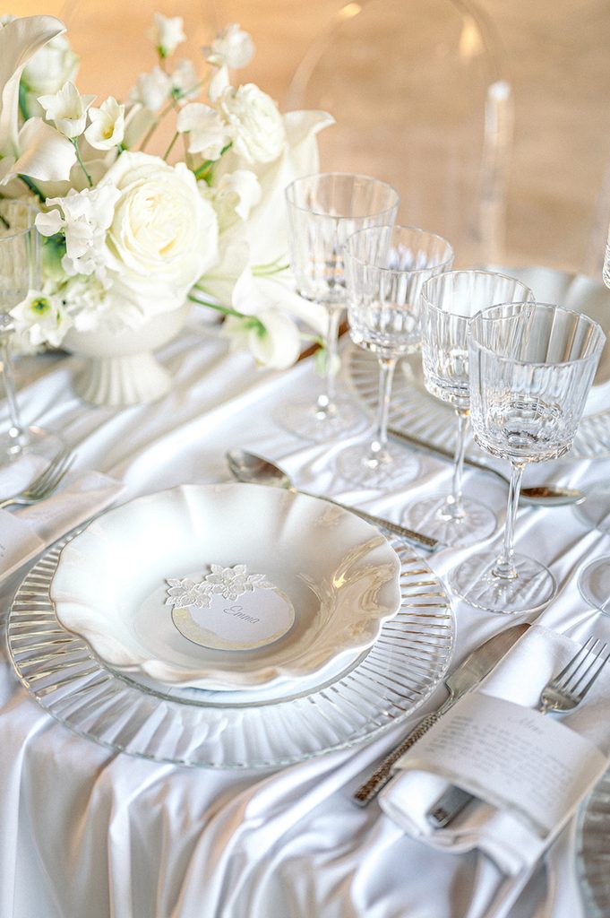 vaisselle et couverts de la mariée sur la table d'honneur lors d'un mariage de luxe en Provence au Mas de la Rose