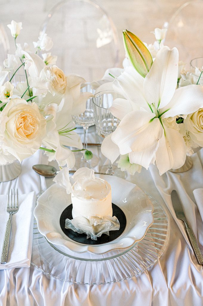 wedding cake individuel servi à l'assiette sur une table de mariage de luxe au Mas de la Rose en Provence