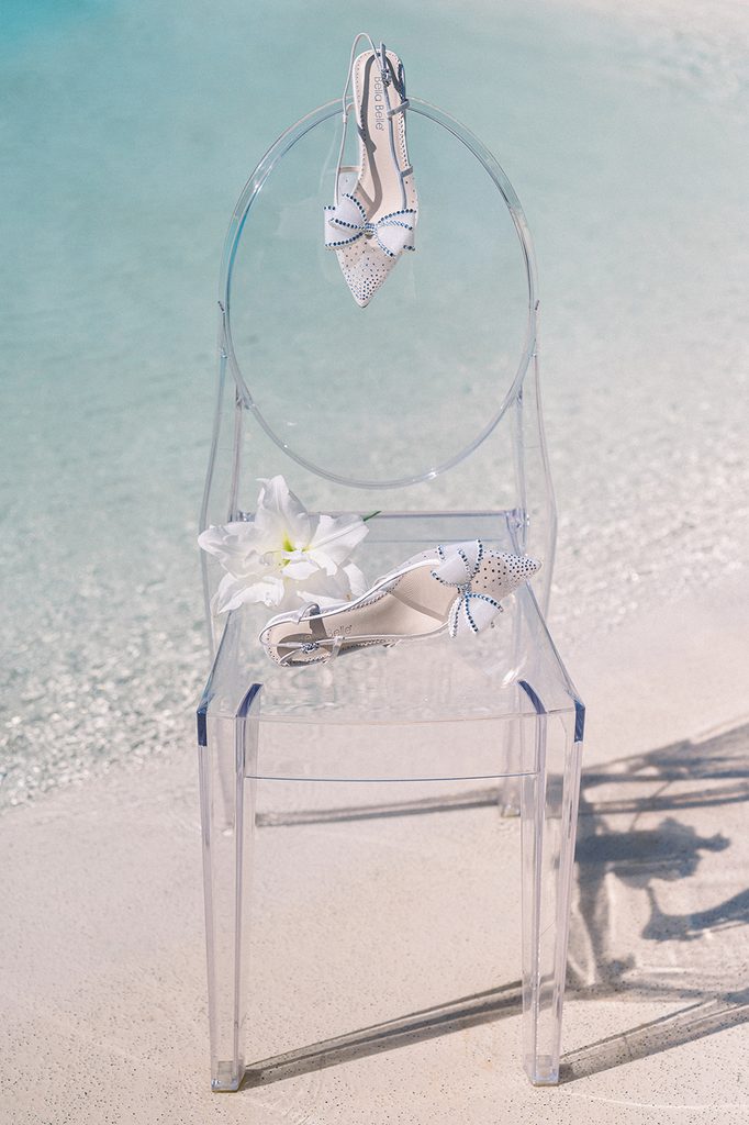 chaussures de mariée de luxe sur une chaise transparente au bord de la piscine du Mas de la Rose lieu de réception de mariage en Provence