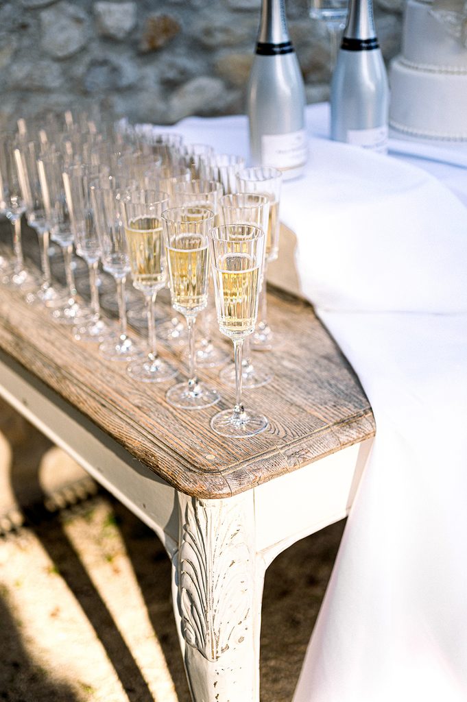 flûtes de champagne sur une table de mariage au Mas de la Rose en Provence
