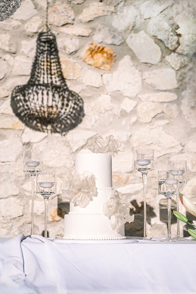 wedding cake blanc servi au coucher de soleil sur la terrasse du Mas de la Rose, en Provence