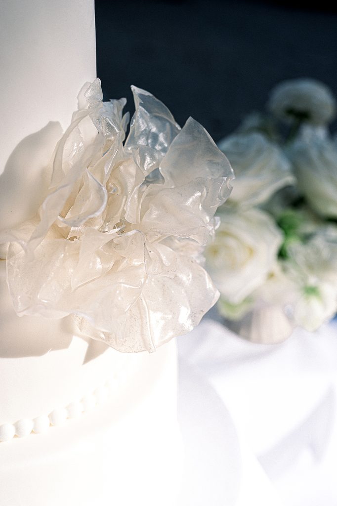 détails d'un wedding cake blanc    photographié par Aurore Stamper, photographe de mariage de destination de luxe en Provence
