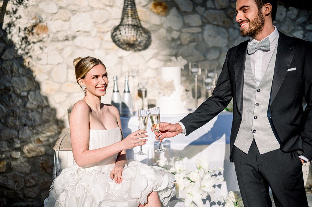 couple de mariés qui trinque sur la terrasse du Mas de la Rose