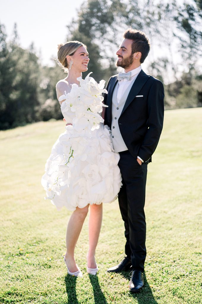 couple de mariés qui se regarde pendant leur séance photo au Mas de la Rose, lieu de réception de mariage de destination en Provence, France
