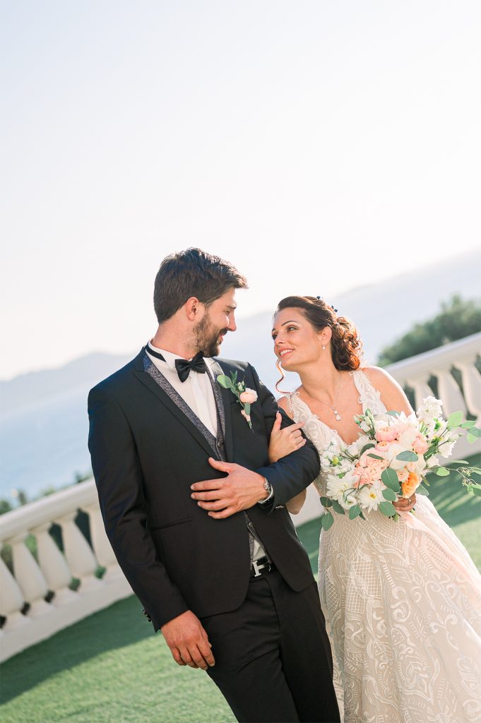 couple de mariés qui marche sur la terrasse du Castel Bay devant la mer de la Côte d'Azur
