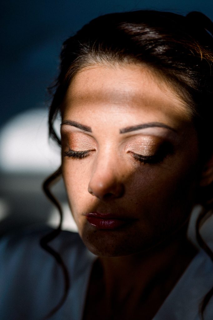 visage d'une mariée maquillée avec des couleurs brun cuivré